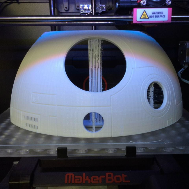 BB-8 a dimensioni reali durante la stampa. (Foto: 3D Printing)