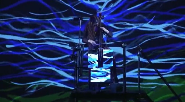 Maya Beiser durante il concerto “Room n° 35” (Foto tratta dal video della IEEE)