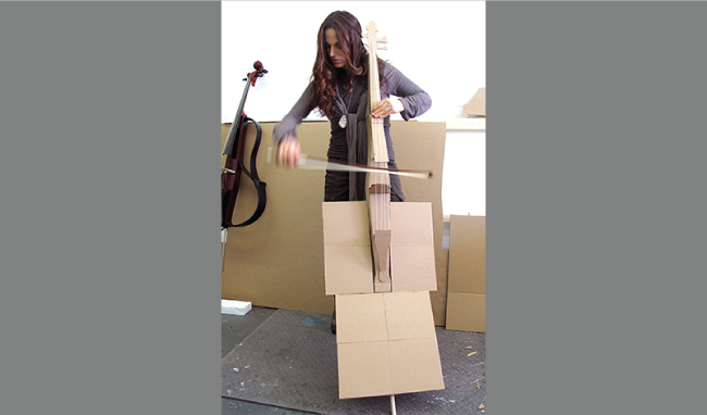 Beiser prova l’ergonomia del cello. (Foto: Erika Harrsch)