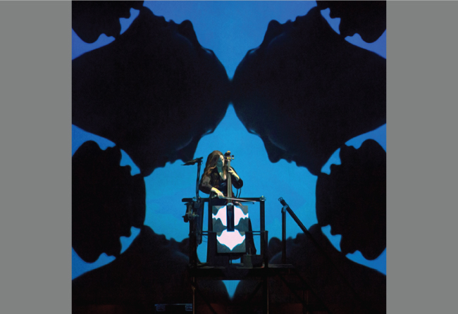 Durante il concerto, le immagini visualizzate sul cello, erano ripetute e amplificate sullo schermo retrostante (Foto tratta dal video della IEEE)