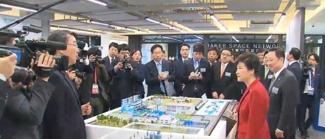 La Presidentessa Park Geun-hye all’inaugurazione di un altro dei centri della rete nazionale. (Foto: Arirang News)
