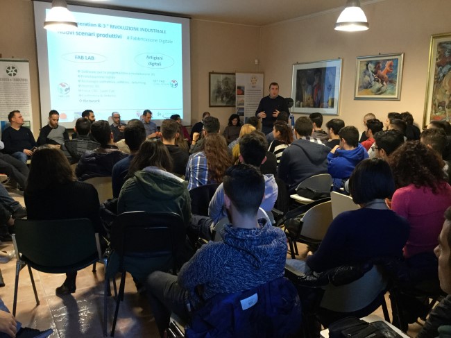 Alessandro Lutzu parla della “net generation”. (Foto: Make in Nuoro)