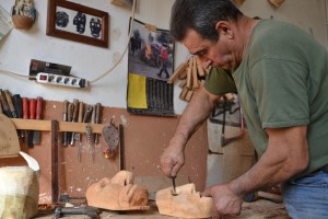 Scultore di maschere sarde. Scultore di maschere sarde.