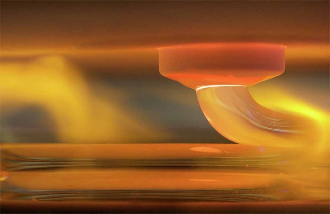 L’ugello della stampante deposita il vetro fuso. (Foto: 3D Printing and AM)